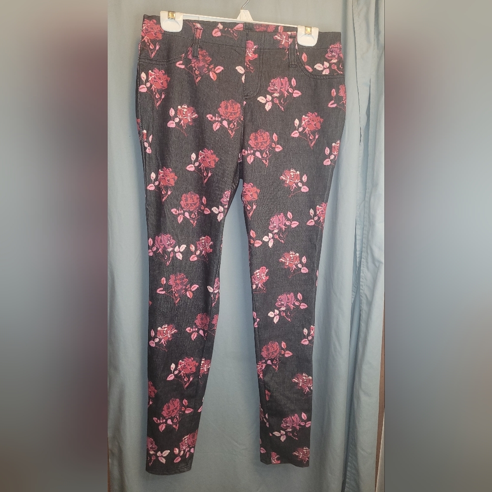 Grey, pink, &red floral knit jeggings. NWT. Size M (8-10).